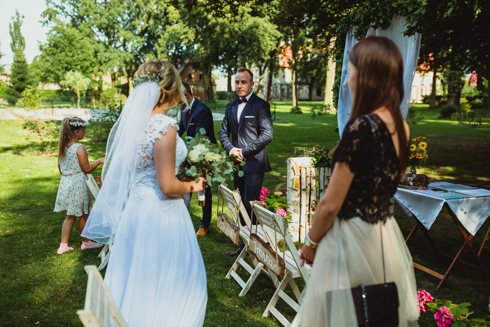 first look pierwsze spojrzenie pary młodej podczas ceremonii ślubnej